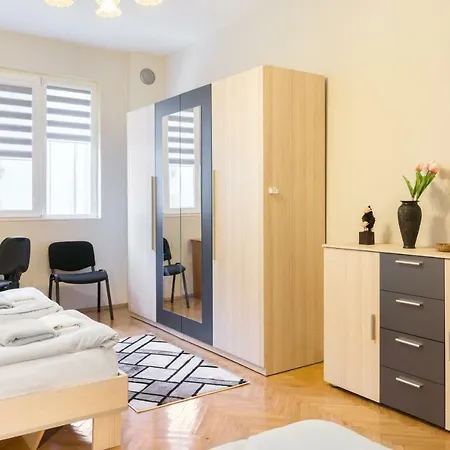 Rakovski Street Three Bedroom Ten People Spacious * Sofia