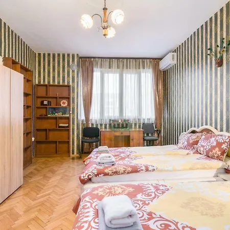 Rakovski Street Three Bedroom Ten People Spacious *