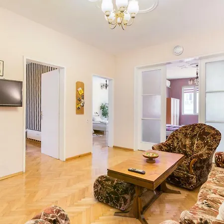 Rakovski Street Three Bedroom Ten People Spacious Apartment
